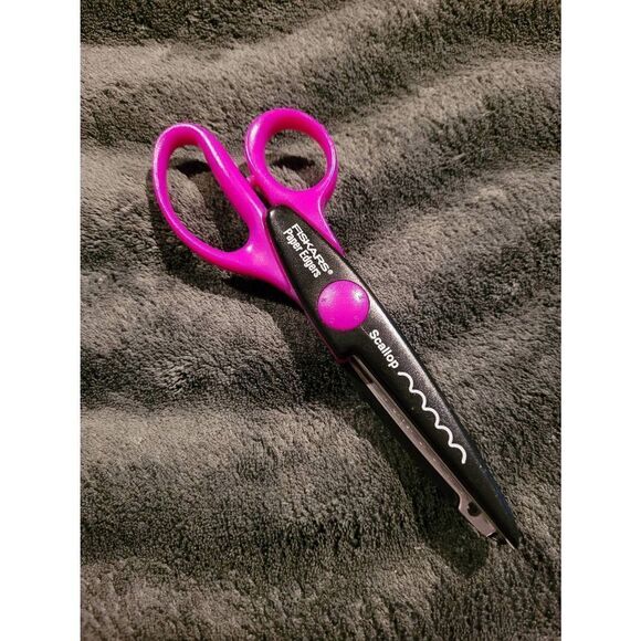 Fiskars Paper Edge Scissors- Scallop Paper Edgers - Picture 1 of 4